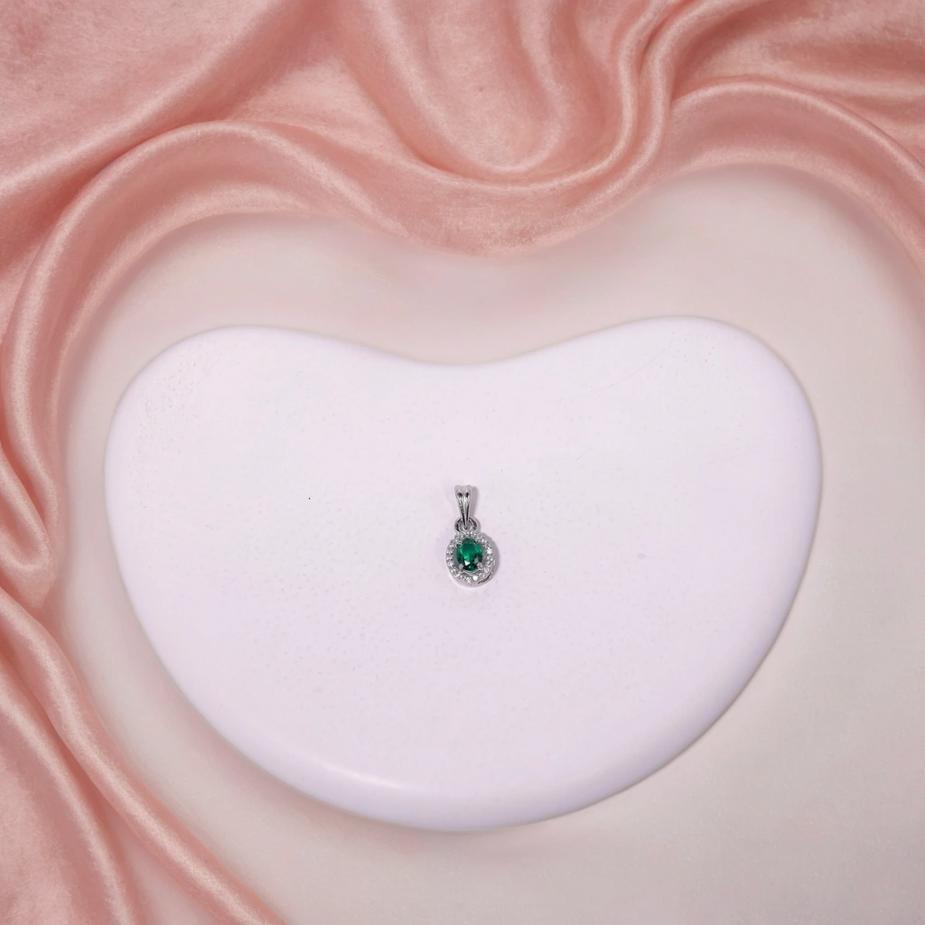 Emerald Twinkle Oval Pendant for Kids & women – Pure 925 Silver